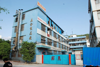 五金壓鑄;監(jiān)控外殼;通訊配件;折疊式放大鏡;馬達(dá)外殼配件;衛(wèi)浴五金;對講機(jī)配件;家私配件;電子產(chǎn)品外殼;手機(jī)外殼;LED燈杯外殼等,工廠,廠商-東莞市拓亮五金制品